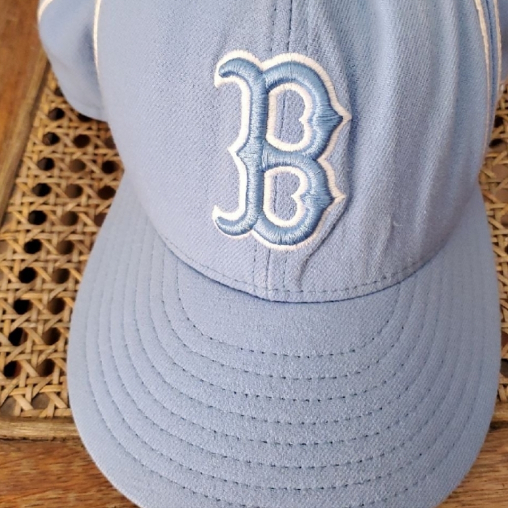 Red sox hat not worn much to small for me 7 1/2 is the size